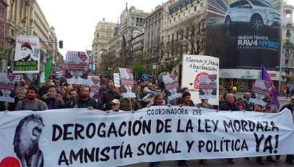Los españoles en las calles exigieron justicia social.