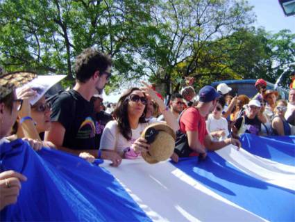 Conga gigante contra la homofobia y la transfobia