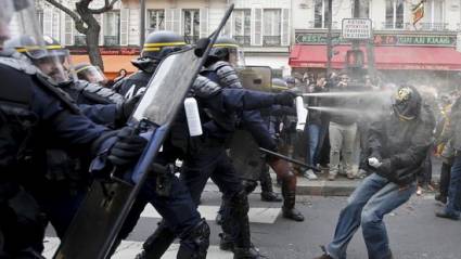 Policía repele manifestación en París
