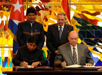 Firma de convenio Cuba-Bolivia