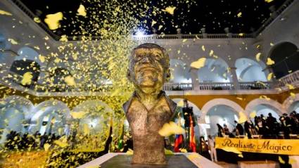Develan busto de García Márquez en Cartagena