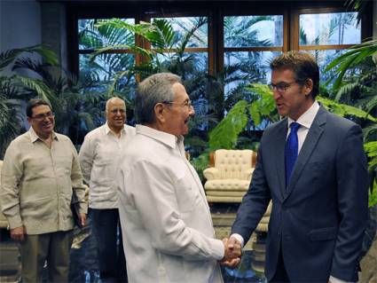 Raúl Castro Ruz y Alberto Núñez Feijóo