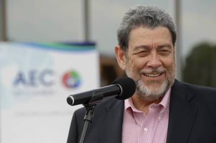 Ralph Gonsalves, de San Vicente y las Granadinas.