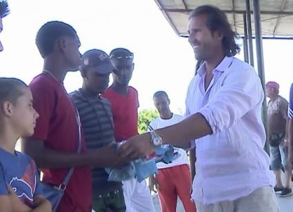 André Lenz junto a los porteros del equipo de fútbol de Cienfuegos