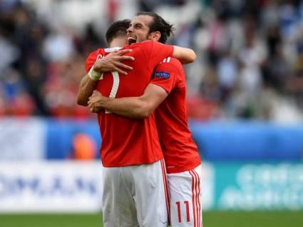 Gareth Bale festeja el gol con Chris Gunter