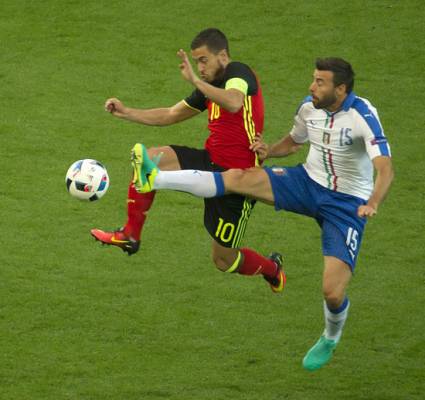 Barzagli (derecha) y Eden Hazard