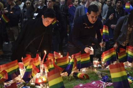 Homenaje a las víctimas de la masacre de Orlando.