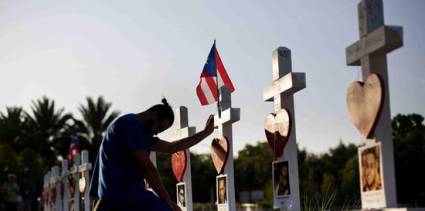 Los familiares y amigos de las víctimas les dan su último adiós en funerales que continuarán durante el fin de semana