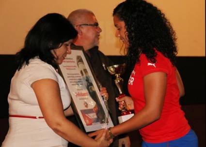 Yuniasky Crespo Baquero, a la derecha