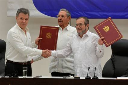 Firman en La Habana acuerdo para la paz en Colombia