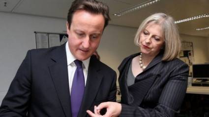 David Cameron junto a Theresa May