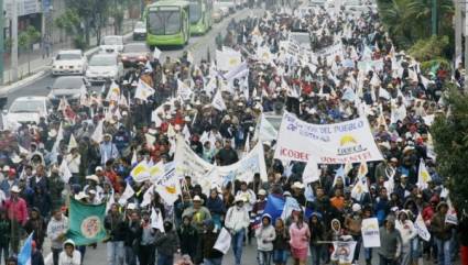 Campesinos marchan una nueva jornada de protesta contra diputados corruptos en Guatemala
