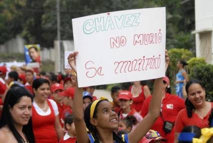 Niña levanta una pancarta en homenaje al Comandante Hugo Chávez