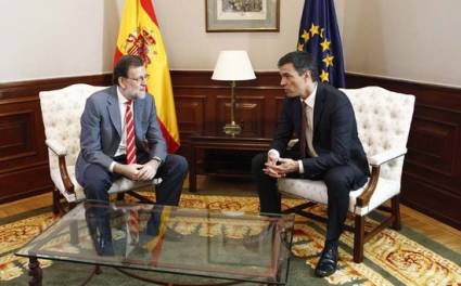 Pese a varios intentos, Rajoy (izquierda) no consigue el apoyo de Sánchez