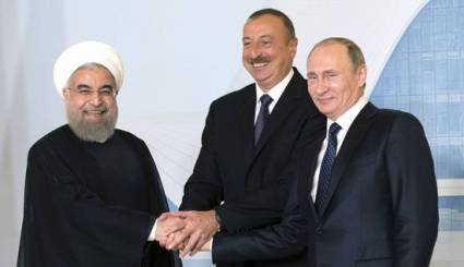Al centro, el presidente azerbaiyano Alíev, entre el iraní Rohani y el ruso Putin