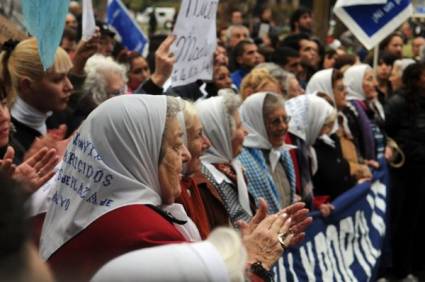 Las Madres de pañuelos blancos mantienen su convocatoria por memoria, verdad y justicia para los 30 000 desparecidos