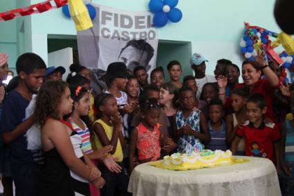 Fiestas por el Comandante en casas de niños sin amparo filial