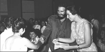 El líder de la revolución junto a Vilma Espín durante la constitución de la Federación de Mujeres Cubanas