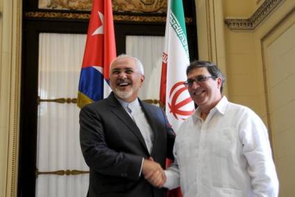 El canciller cubano Bruno Rodríguez Parrilla (D), recibe a su homólogo iraní, Mohammad Javad Zarif, en la sede de la cancillería, en La Habana