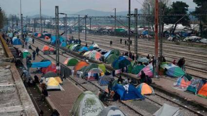 Miles de refugiados esperan en Grecia por un compromiso que se cumple a cuentagotas
