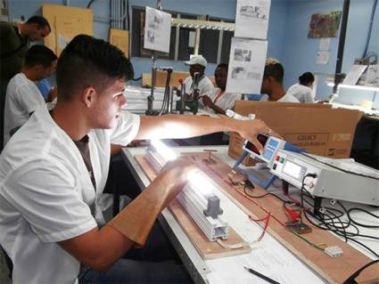 La línea de ensamblaje de luminarias LED