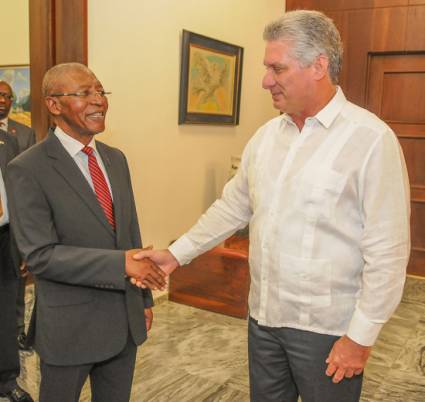 Encuentro entre el Primer Vicepresidente cubano y el Primer Ministro de Lesoto
