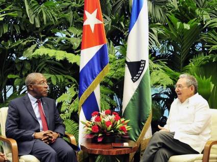 Raúl Castro Ruz, recibió este jueves al Muy Honorable Señor Dr. Pakalitha Bethuel Mosisili, Primer Ministro del Reino de Lesoto