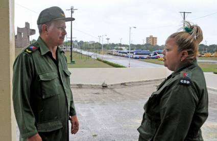 Nancy Acosta Hernández, vicepresidenta del Consejo de Defensa Provincial en Guantánamo junto a Dennys Legrá Azaharez, presidente de dicho Consejo