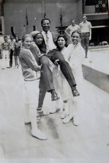De izquierda a derecha, los atletas Nancy Uranga, Marlene Font, el entrenador Santiago Hayes, Margarita Rodríguez y Marlene Infante