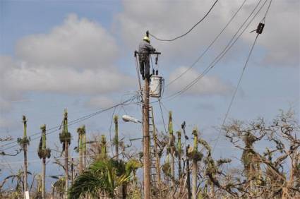 Linieros de varias provincias trabajan para que vuelva la electricidad en un plazo breve