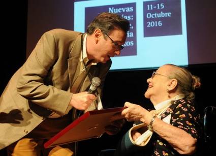 La Doctora Adelaida de Juan, recibió este martes en el Museo Nacional de Bellas Artes, el Premio Internacional AICA