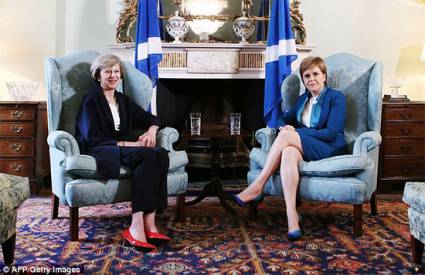 Nicola Sturgeon (a la derecha) y Theresa May
