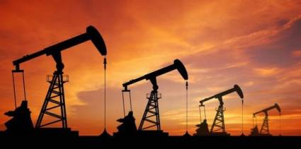 Los precios del petróleo bajan lentamente por guerra comercial.