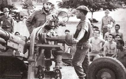 Fidel conversa con combatientes durante la Crisis de Octubre.
