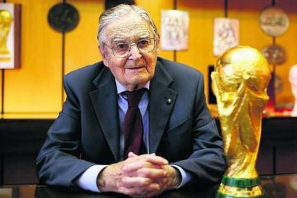 Silvio Gazzaniga posa con el trofeo de la Copa del Mundo.