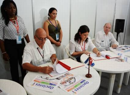 El Ministro del Comercio Exterior y la Inversión Extranjera, Rodrigo Malmierca, junto a Roberto Verrier y Yailín Orta, directores de ProCuba y la Editora Juventud Rebelde respectivamente