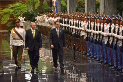 El Presidente cubano Raúl Castro le dio la bienvenida a Hernández Alvarado en el Palacio de la Revolución y juntos pasaron revista a la Guardia de Honor