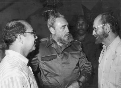 El líder de la Revolución intercambiando con Miguel Barnet (izquierda) y Harold Gramatge.