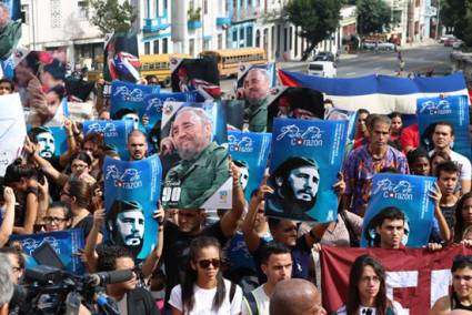 Jóvenes rinden tributo a Fidel