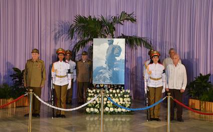 Raúl Castro realiza última guardia de honor de Fidel Castro