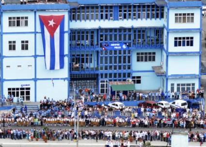 Jovenes, niños, adultos y ancianos espirituanos rindieron tributo a la caravana