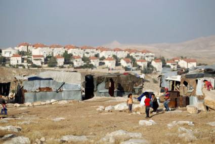 Para propiciar el crecimiento de los asentamientos judíos (al fondo) la población palestina es continuamente desalojada