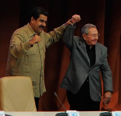 El presidente de los consejos de Estado y de Ministros de la República de Cuba, Raúl Castro Ruz, y el presidente venezolano Nicolás Maduro Moros, encabezan el acto de solidaridad de Cuba con la República Bolivariana de Venezuela