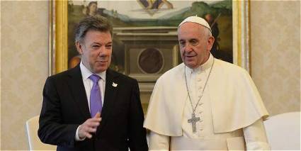El Sumo Pontífice recibió al actual mandatario quien le regaló un «balígrafo» hecho con el casquillo de un proyectil