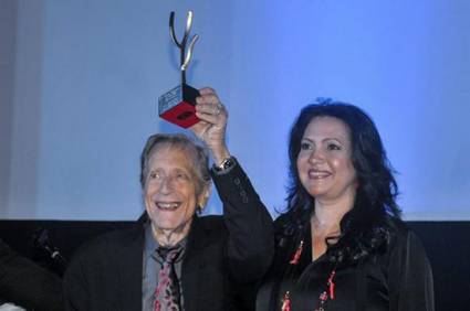 Pineda Barnet recibe Premio de Honor