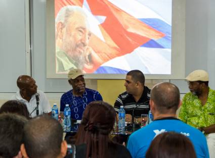 Danny Glover y James Early se encuentra con jóvenes cubanos