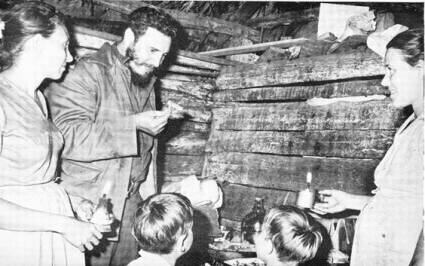 Fidel en la casa de la cenaguera Pilar María Montana en 1959  