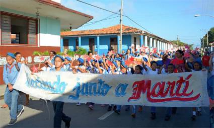 Pioneros en Isla de la Juventud honraron a Martí y a Fidel.