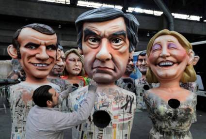 Muñecones en los carnavales de Niza con los rostros de Macron, Fillon y Le Pen.
