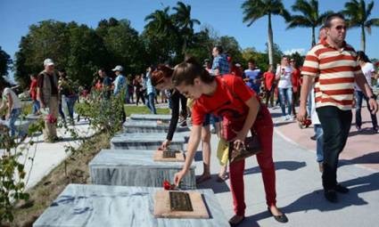 En nombre de Cuba, jóvenes espirituanos también rindieron tributo a otros héroes de la Patria. 